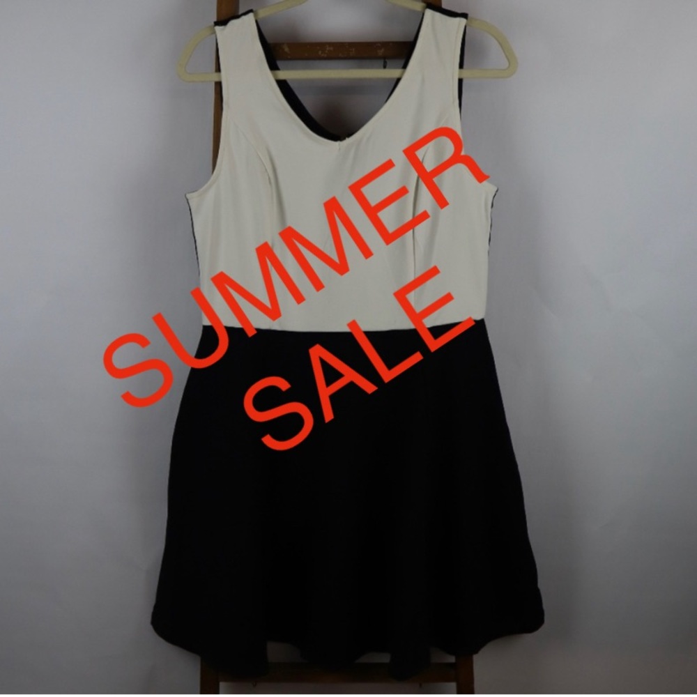 Black & White Sleeveless Dress w/Stretchy Material